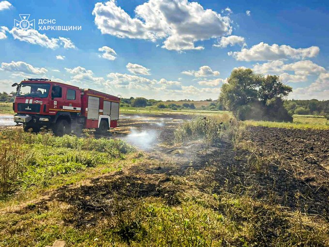 Новини Харкова: Рятувальники врятували чоловіка під час пожежі в екосистемі